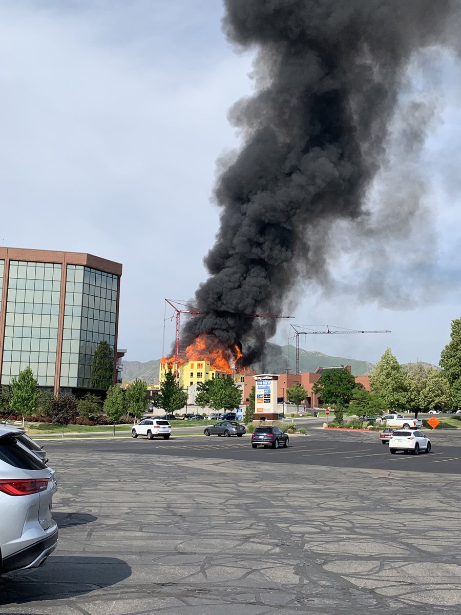 janiegeorge_'s tweet image. Prayers for everyone. Right next to my neighborhood. 😭😭😭😭😭 #slcfire 3100 s highland dr.