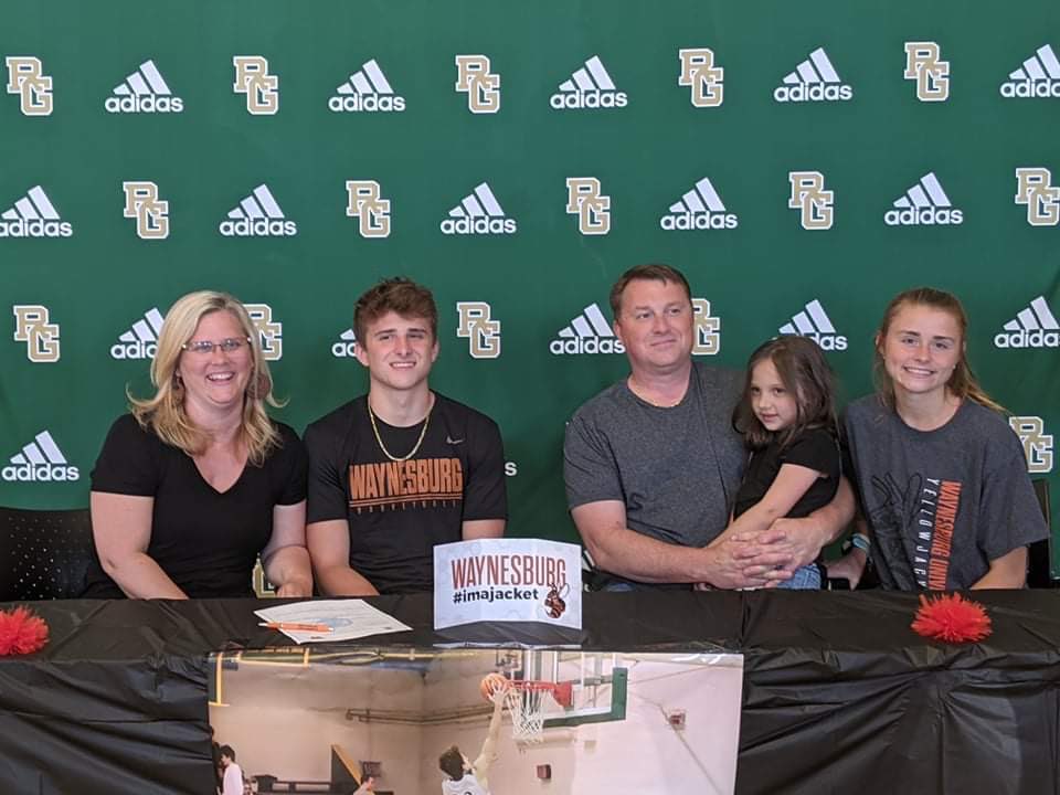 Officially got to ink it in last night!!Thank you to everyone who has been apart of my journey so far!! #GoJackets 🖤🧡 <a href="/WaynesburgMBB/">Waynesburg Basketball</a> @coachtimfusina <a href="/AJ_Uhl/">AJ</a>