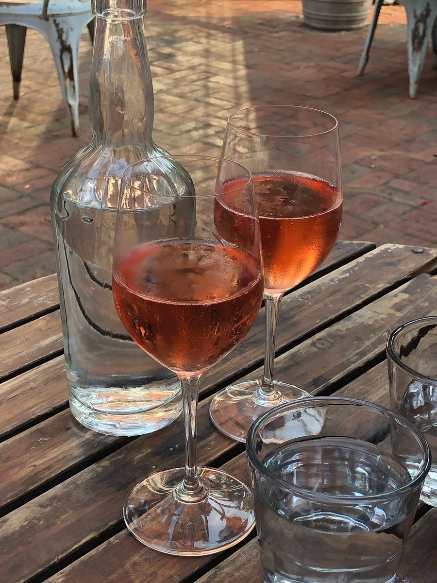 1) Health is wealth 
2) Wine is naturally fat &amp; cholesterol free
3) Happy wine Wednesday 😉🍷

#winewednesday #humpday #healthylifestyle #roséallday