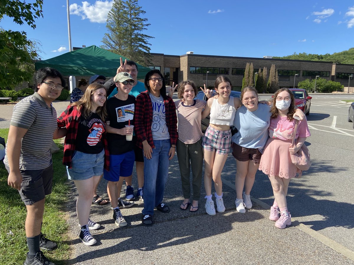BrewsterHSChoir's tweet photo. Music Seniors drive-thru and family BINGO night ⁦@brewsterschools⁩ ⁦@BCSD_BHSPrin⁩ ⁦@BHSPerfArts⁩ https://t.co/iMGd36raGo