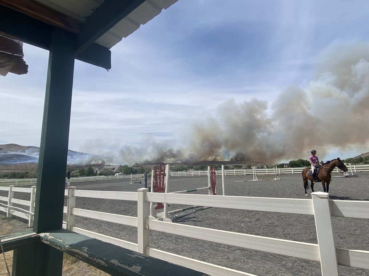 alexandragrush's tweet photo. The difference between 40 minutes on both these pictures I took of where the #petrillafire was at.  Both taken from Brownlee Equestrian on N Cantlon Ln https://t.co/Fl5BBLAWTt