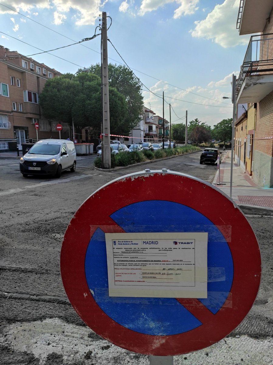 AlexMuerde's tweet photo. @Lineamadrid  desde el de 3 Junio sin poder aparcar en C/Zodicao. El día 4 trituraron el asfalto y LLEVAN 14 DIAS SIN APARECER. Unos 100 coches que no saben dónde meterse, y lógicamente empiezan a volver a aparcar en la calle. 
DE VERGÜENZA. #SYRLM https://t.co/wJd1W9rd4p https://t.co/rVSbi2aQM0