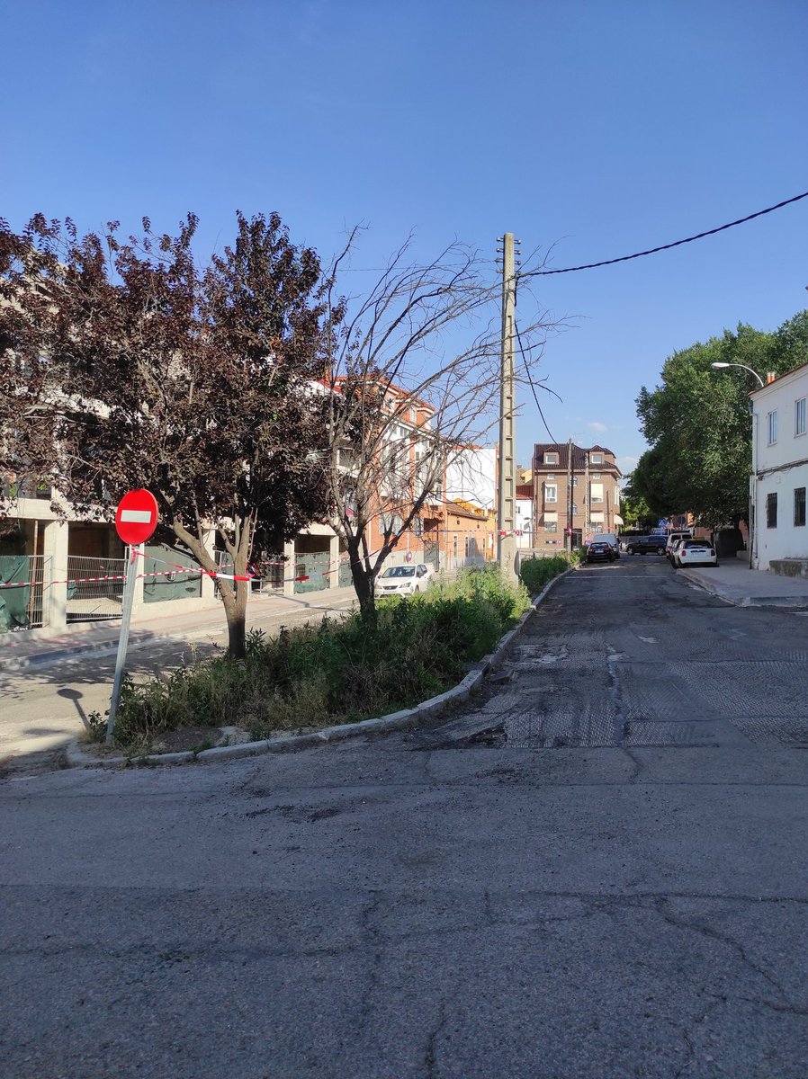 AlexMuerde's tweet photo. @Lineamadrid  desde el de 3 Junio sin poder aparcar en C/Zodicao. El día 4 trituraron el asfalto y LLEVAN 14 DIAS SIN APARECER. Unos 100 coches que no saben dónde meterse, y lógicamente empiezan a volver a aparcar en la calle. 
DE VERGÜENZA. #SYRLM https://t.co/wJd1W9rd4p https://t.co/rVSbi2aQM0