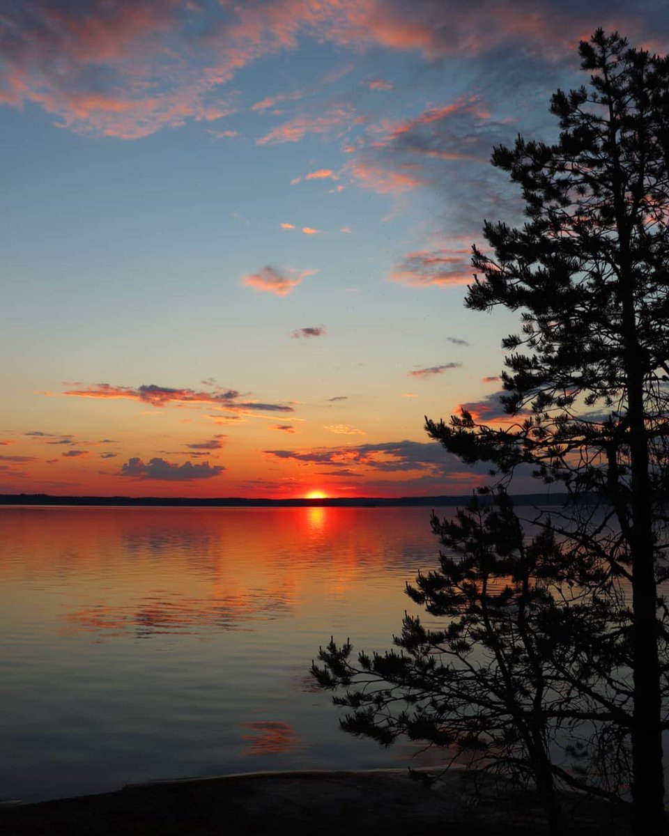 Exulansista's tweet photo. Puesta del sol en Finlandia. https://t.co/XlsMkGPenf