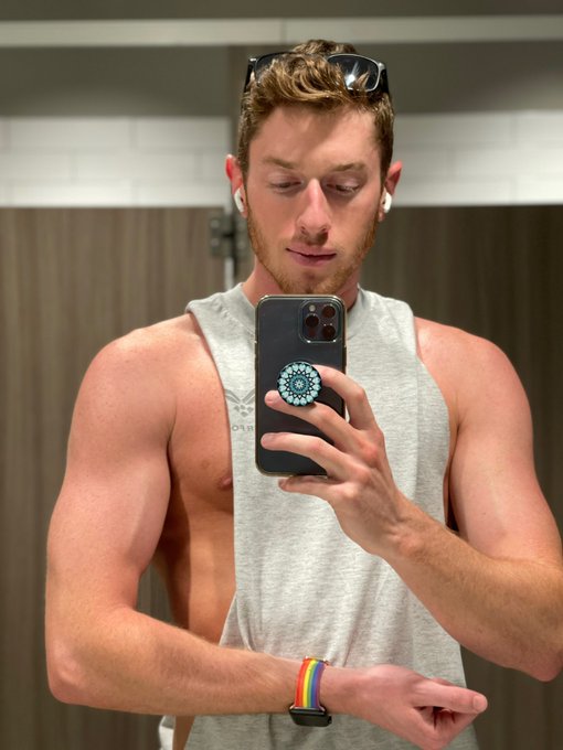 Before arm day:         After arm day: https://t.co/10UcxTfQ5N