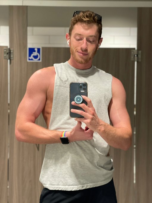 Before arm day:         After arm day: https://t.co/10UcxTfQ5N