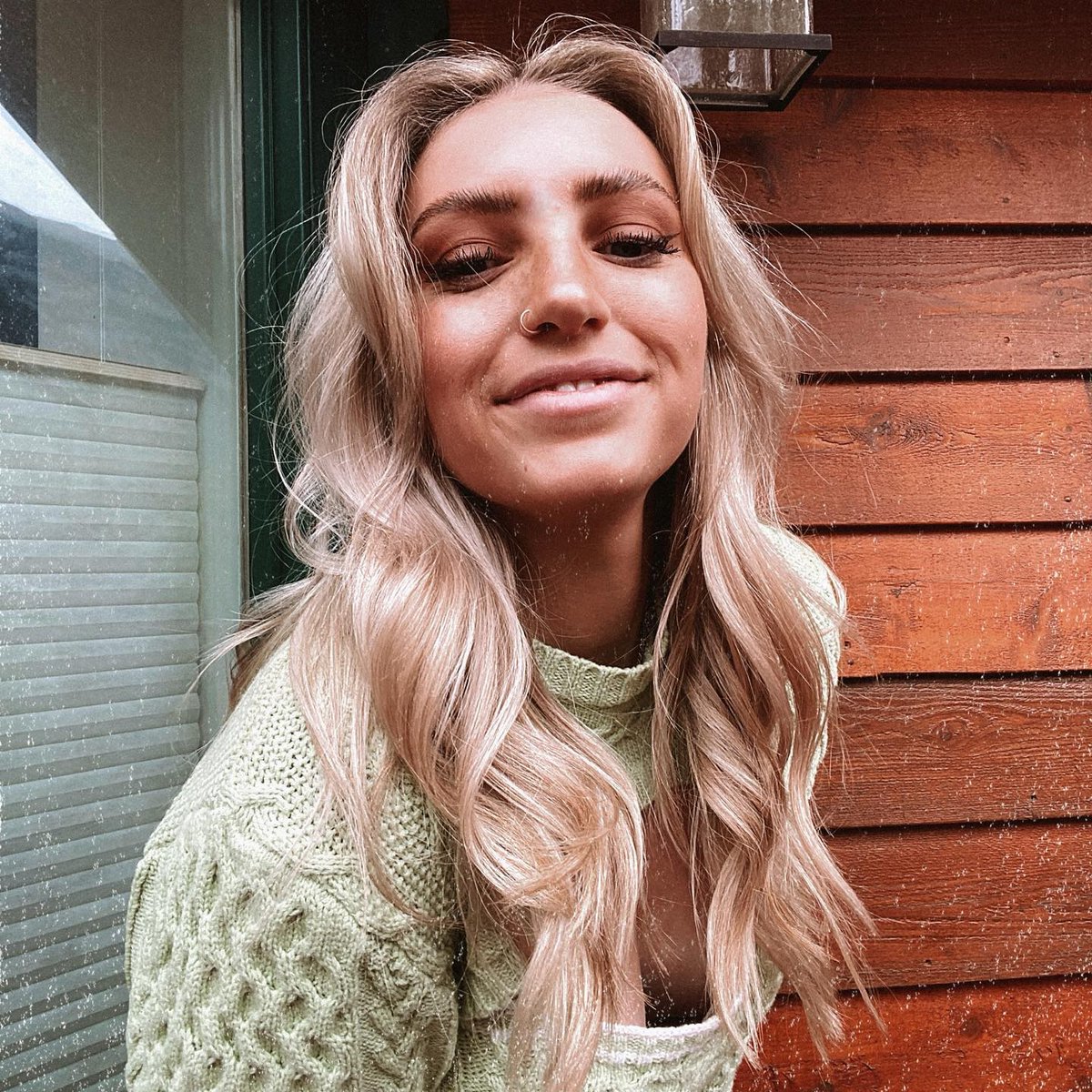 redbloomsalon's tweet image. #RedBloomInRealLife 📸 repost of this babe @kirstmichaela 🔥

Hair by graduate stylist Olivia @oliviat.hairstylist

Your selfies give us life! Be sure to tag us in your pics 😘