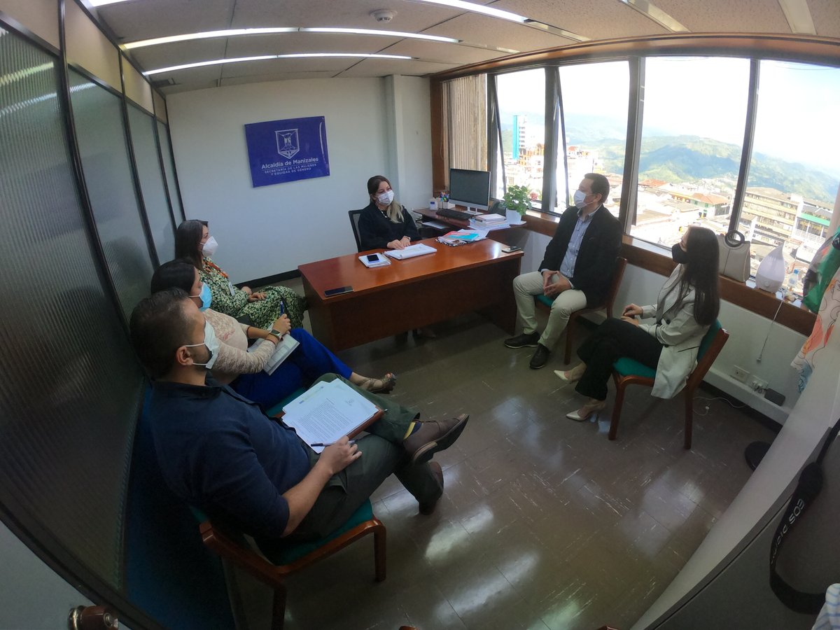 SENA_Caldas's tweet photo. El @SENAComunica  y la Secretaría de las Mujeres y Equidad de Género de la Alcaldía de Manizales (@SecMujerMzl) analizan estrategias para reactivar la economía de población vulnerable. 📌Más información👉https://t.co/csn6MS0ypT https://t.co/CD9XvgM6xy