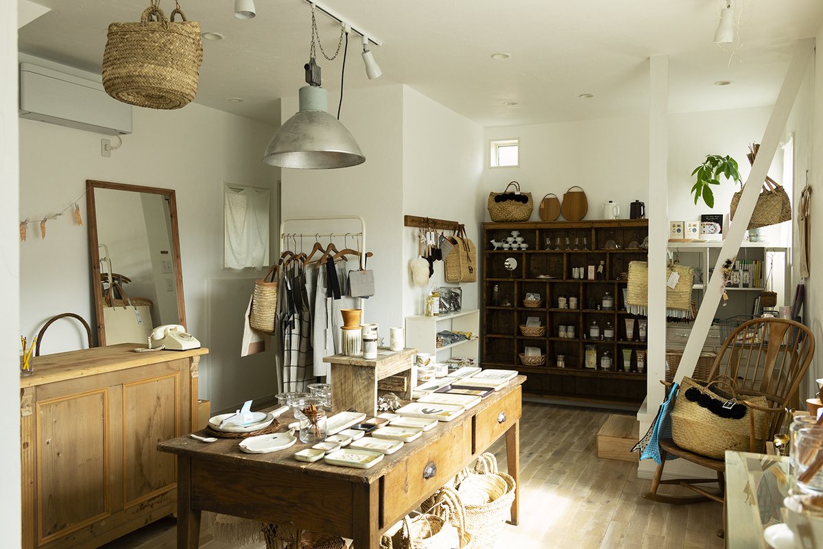 Come Home 編集部 Come Home Web 記事を更新しました 築35年の家をリノベーションした加藤さん 以前は使っていない部屋もあったので 思い切って２階に生活スペースをまとめ １階は自宅ショップの雑貨屋さんに T Co 7ip5x8ud7b T