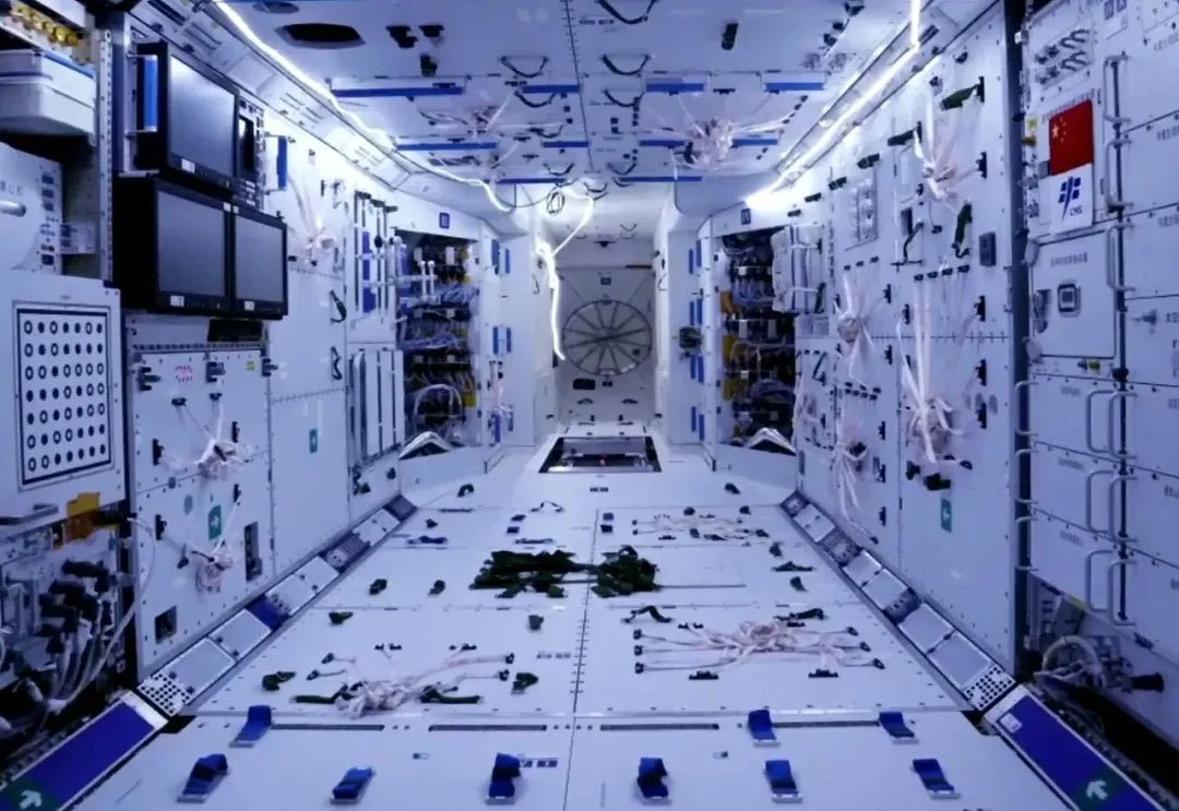 FronteraSpacial's tweet photo. Lo de China este 2021 es BRUTAL 🚀✨🇨🇳

- 17 misiones espaciales, todas exitosas
- Lanzamiento del núcleo de su PROPIA estación espacial
- Lanzamiento del primer carguero Tianzhou en 4 años
- Primer lanzamiento tripulado en casi 6 años
- Aterrizaje en MARTE, al primer intento https://t.co/Ft6w5pepBy
