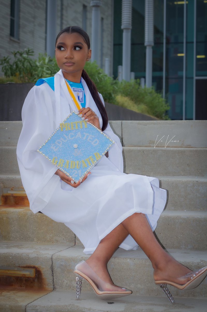 Jepowell28's tweet photo. Clearly I understood all my assignments😉! On Saturday, June 12, 2021 I graduated from South Shore International. Now it’s time to brag😜:
⁃National Honor Society President✔️
⁃HOSA Treasurer✔️
⁃Top 10 Student In My Class✔️
⁃IB, Medical &amp; Honors Student✔️
 #WEOUT2021🎓 https://t.co/LnakuPLOMF