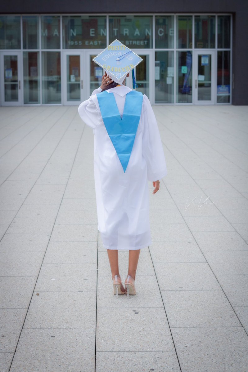 Jepowell28's tweet photo. Clearly I understood all my assignments😉! On Saturday, June 12, 2021 I graduated from South Shore International. Now it’s time to brag😜:
⁃National Honor Society President✔️
⁃HOSA Treasurer✔️
⁃Top 10 Student In My Class✔️
⁃IB, Medical &amp; Honors Student✔️
 #WEOUT2021🎓 https://t.co/LnakuPLOMF