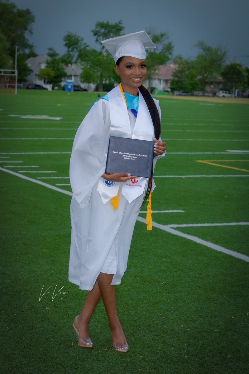 Jepowell28's tweet photo. Clearly I understood all my assignments😉! On Saturday, June 12, 2021 I graduated from South Shore International. Now it’s time to brag😜:
⁃National Honor Society President✔️
⁃HOSA Treasurer✔️
⁃Top 10 Student In My Class✔️
⁃IB, Medical &amp; Honors Student✔️
 #WEOUT2021🎓 https://t.co/LnakuPLOMF