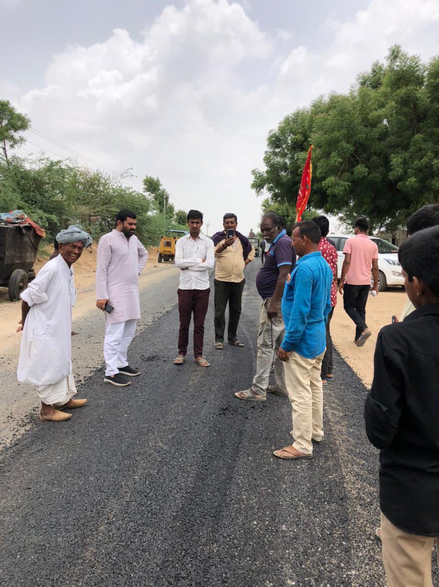GulabsinhRajput's tweet photo. મારા મતવિસ્તાર ના રાહ થી જેતડા રોડ નું કામ જે છેલ્લા ૪ વર્ષ થી બંધ હતું એનું કામ ચાલુ કરાવ્યુ હતું , સારી કામગીરી થાય એના માટે જાતે રોડ નું નિરક્ષીણ કર્યું હતું .... https://t.co/GrrgerDDyt