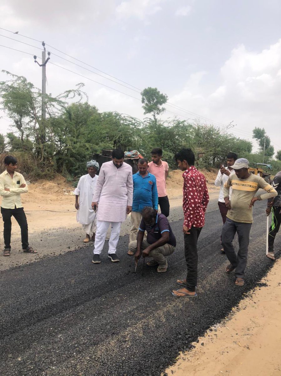 GulabsinhRajput's tweet photo. મારા મતવિસ્તાર ના રાહ થી જેતડા રોડ નું કામ જે છેલ્લા ૪ વર્ષ થી બંધ હતું એનું કામ ચાલુ કરાવ્યુ હતું , સારી કામગીરી થાય એના માટે જાતે રોડ નું નિરક્ષીણ કર્યું હતું .... https://t.co/GrrgerDDyt