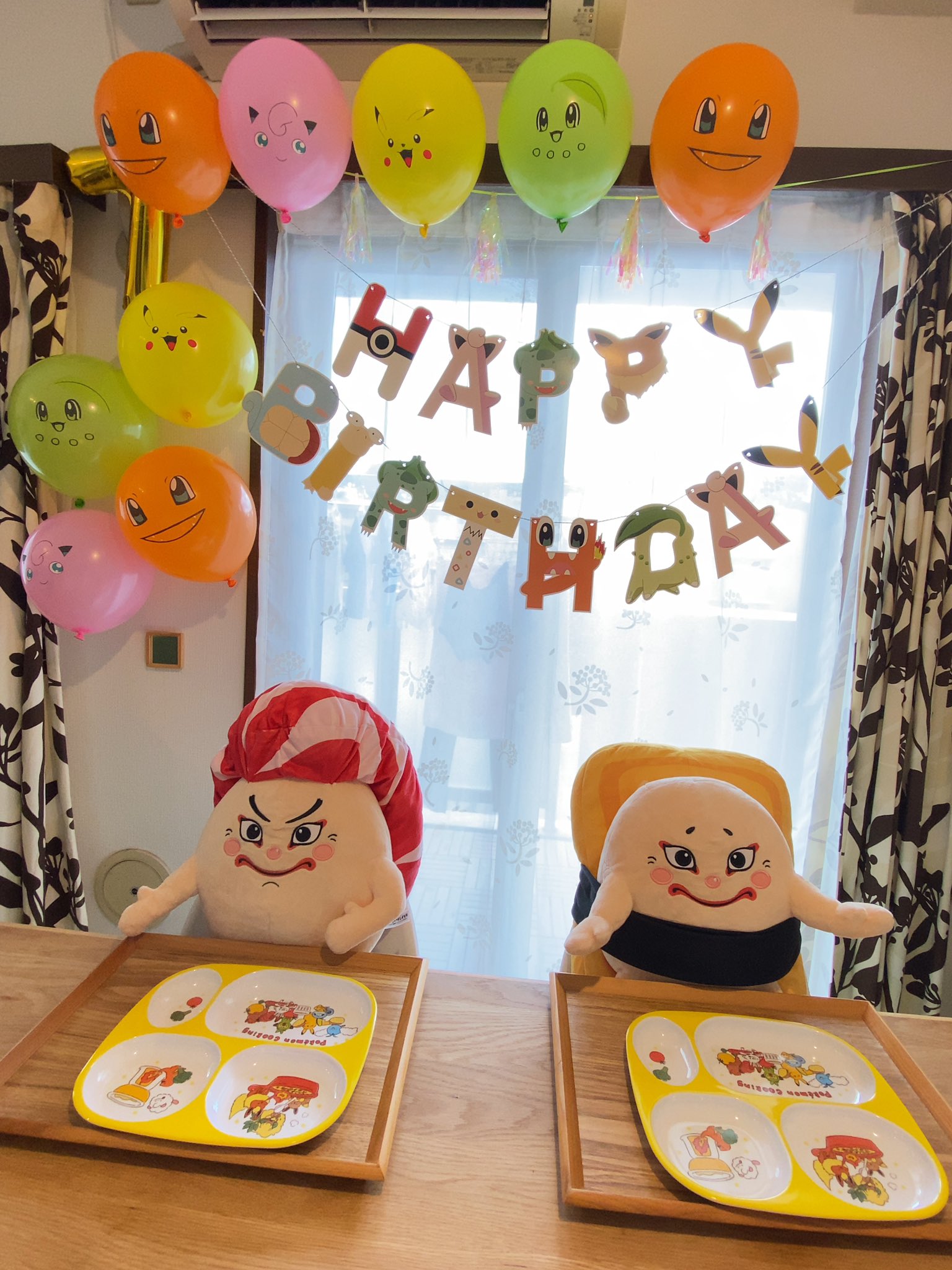 ちょこねずみ 今日は長男坊7歳の誕生日 テレワークの合間にポケモンで飾り付け オンラインクレーンゲームの景品で3歳次男坊が大好きな すしずもう のぬいぐるみが今日届いたので座らせてみた 7歳誕生日 すしずもう 長男はもっぱらポケモン好き