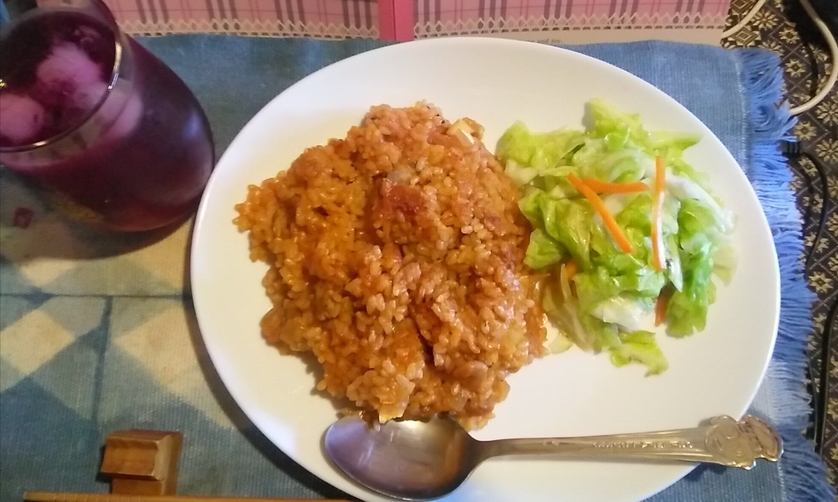 hirokoolive3's tweet photo. お昼ご飯
・パエリヤ（キャベツの浅漬け）
・赤じそジュース https://t.co/Txa7blrMmE