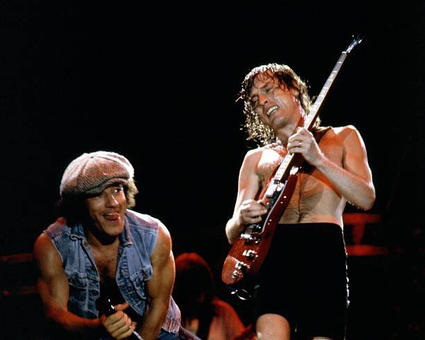 Клип группа ело. Брайан Джонсон AC/DC. Брайан Джонсон 1986. Брайан Джонсон AC/DC 1990. Брайан Джонсон 1981.