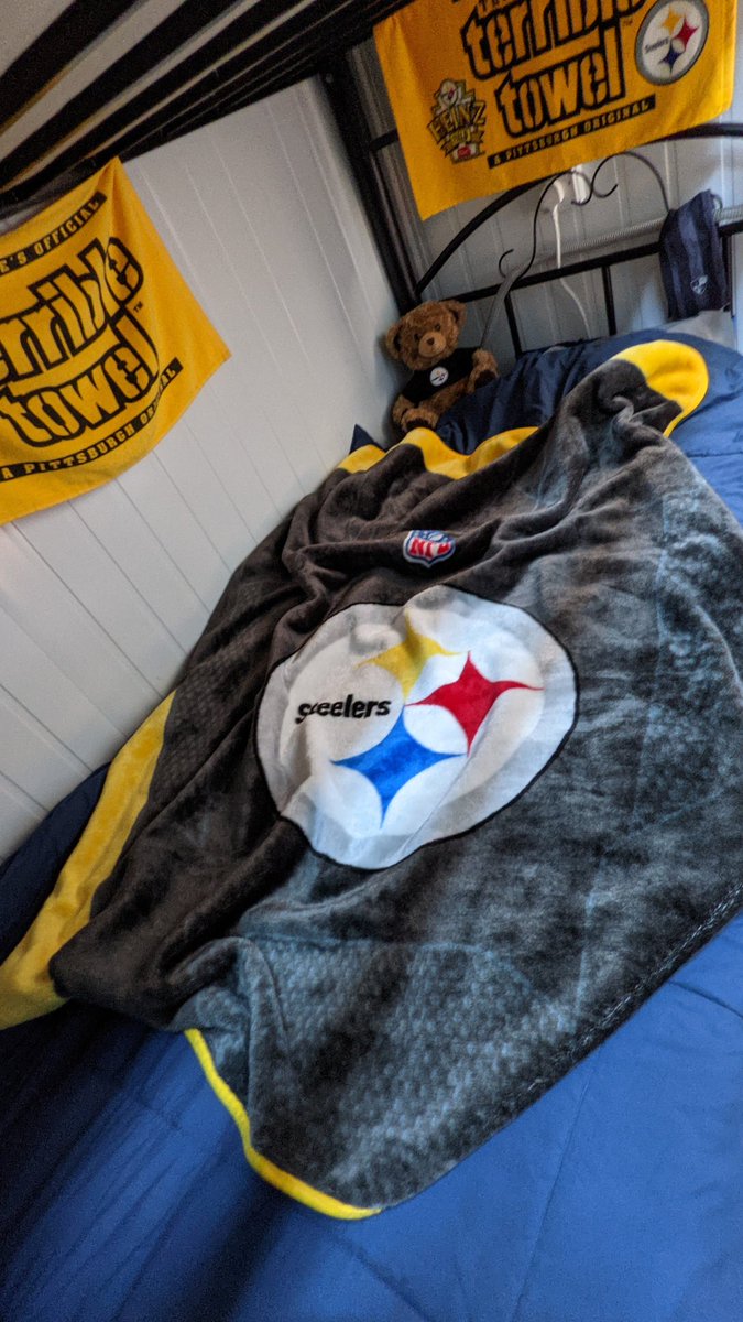 IMake_MyBed's tweet photo. Another messy make
#messybed
#deployedbed
#steelers
#bedawayfromhome
#notmyrealbed
#badbed
#badboudoir
#makeyourbedeveryday
#googlepixel
#pixel5
#teampixel
#IMakeMyBedEverydayInADifferentWay https://t.co/QNLhtJyYcy