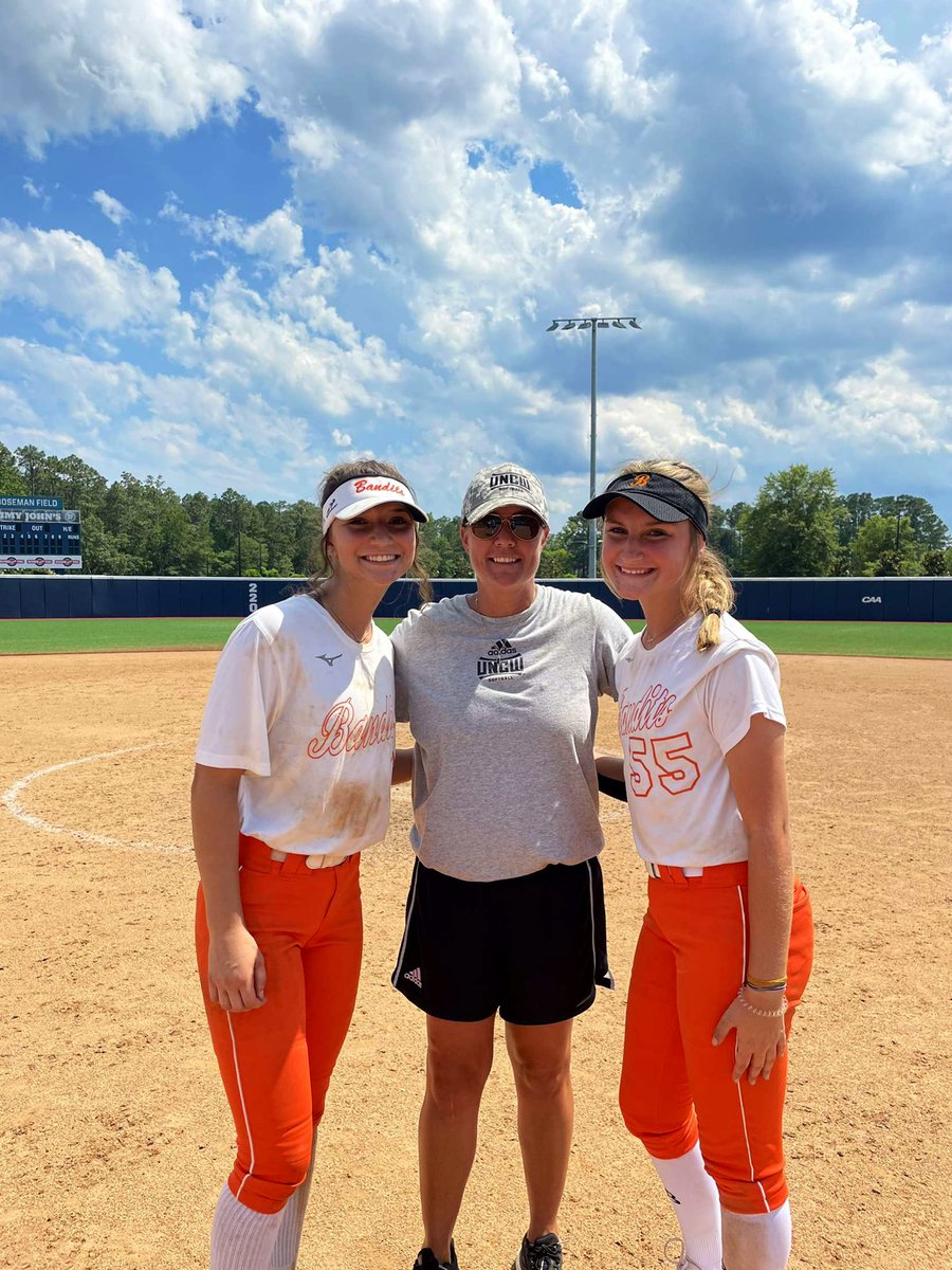 Summer_Simpson0's tweet photo. Great camp today at UNCW! Had an awesome time! Can’t wait to be back in July💪🏻 @SheriffGary453 @UNCWsoftball @natalya_salo https://t.co/Mhr3ijwXQe