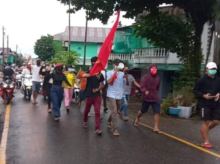 aom_april's tweet photo. #Dawei Coalition marches to overthrow military dictator Demonstrate burning of military products.

#June17Coup
#WhatsHappeningInMyanmar https://t.co/ge0B4WSdhS