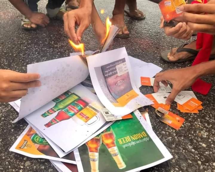 aom_april's tweet photo. #Dawei Coalition marches to overthrow military dictator Demonstrate burning of military products.

#June17Coup
#WhatsHappeningInMyanmar https://t.co/ge0B4WSdhS