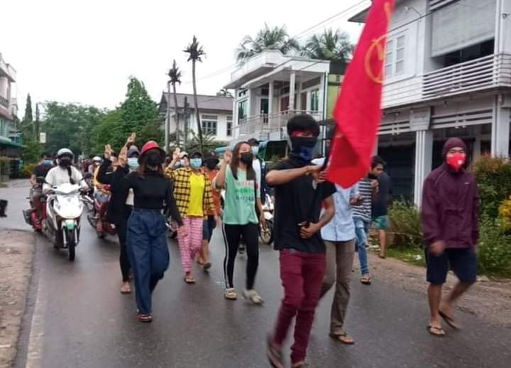 aom_april's tweet photo. #Dawei Coalition marches to overthrow military dictator Demonstrate burning of military products.

#June17Coup
#WhatsHappeningInMyanmar https://t.co/ge0B4WSdhS