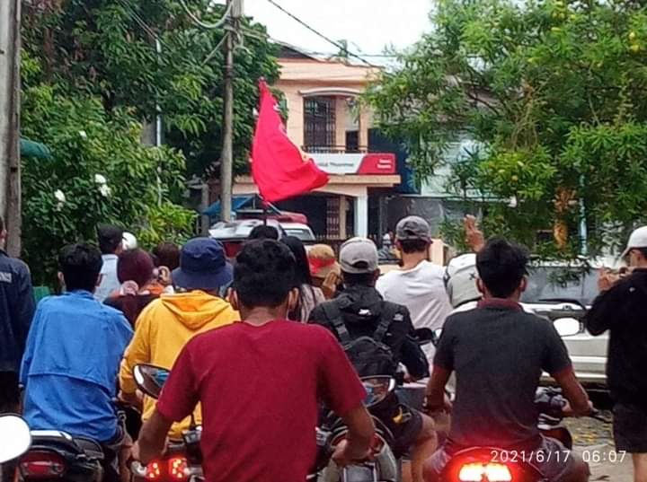 aom_april's tweet photo. #Dawei Coalition marches to overthrow military dictator Demonstrate burning of military products.

#June17Coup
#WhatsHappeningInMyanmar https://t.co/ge0B4WSdhS