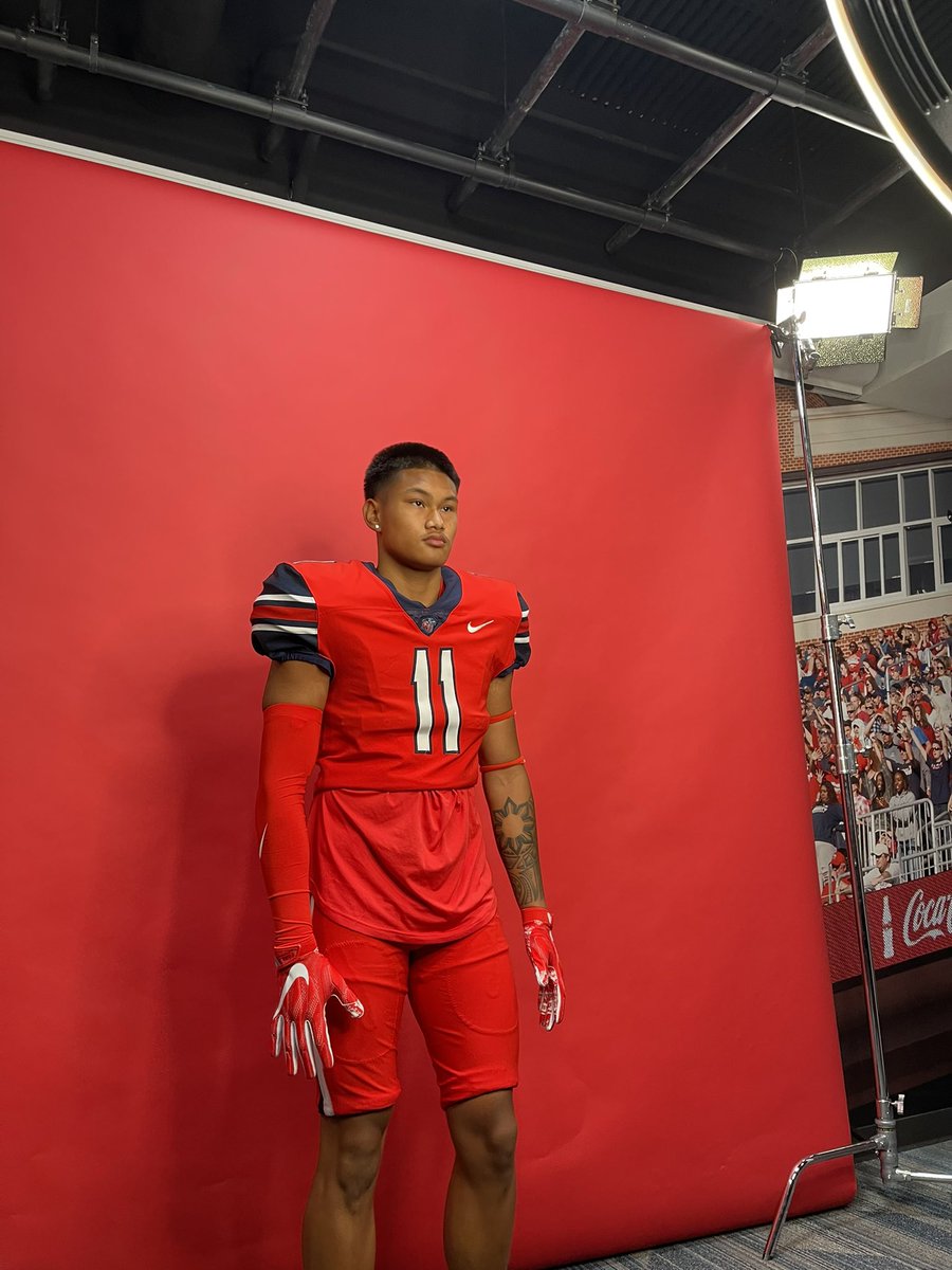 I had a great unofficial visit today <a href="/LibertyFootball/">Liberty Football</a>. <a href="/CoachMesser_/">Warren Messer</a>  <a href="/BruceSJohnson/">Bruce S Johnson</a> #GoFlames <a href="/OLCoachCam/">Rudy Cambero</a> <a href="/NoaPouono/">Manoa Pouono</a> <a href="/CoachTThom/">Troy David Thomas</a> <a href="/ServiteFootball/">Servite Football</a>