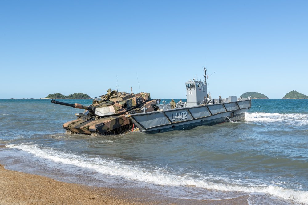 RSM1DIV_DJFHQ's tweet photo. Australian Amphibious Force exercises  its capabilities in a complex and challenging environment on Exercise Sea Explorer 2021.  WATCH: https://t.co/N8GDy0rVmd  @AustralianArmy  #GoodSoldiering https://t.co/CEgvj7b893