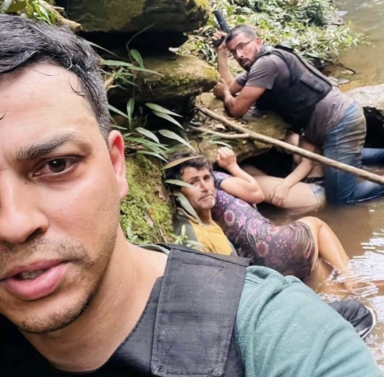 Garoto Do Blog On Twitter Momento Em Que A Equipe Da Pmgo Resgata 3 Refens Capturados Pelo Serial Killer Lazaro Um Casal E Sua Filha De 17 Anos Https T Co O0jjpsaqty