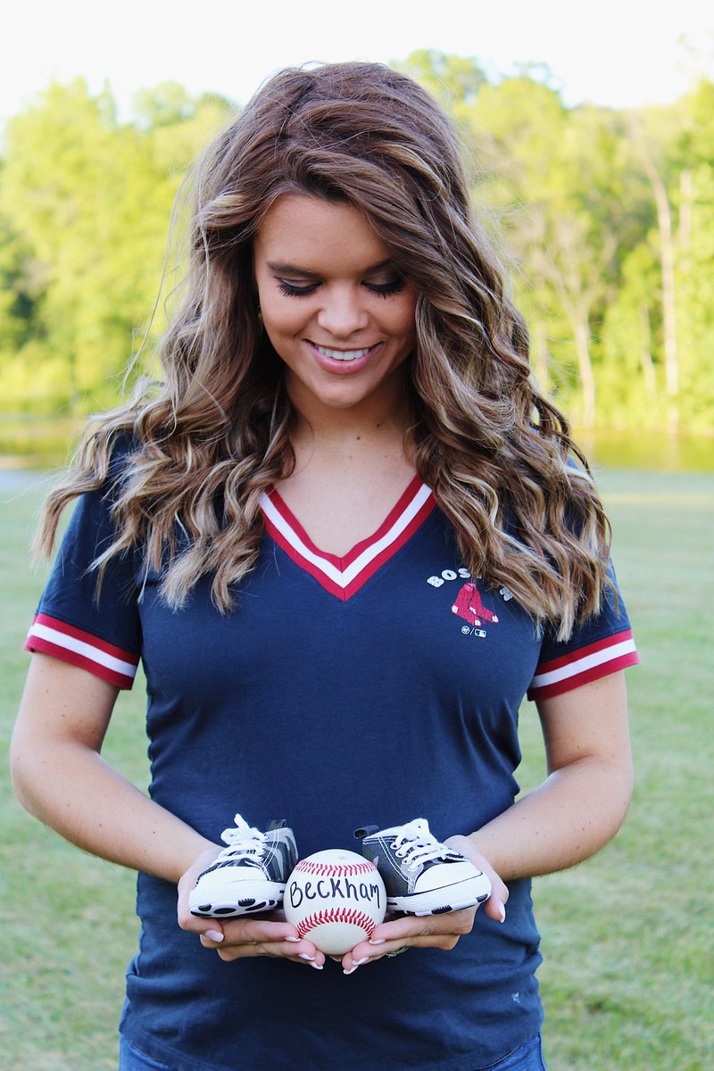 brooky_15's tweet photo. ready to meet the next @RedSox fan 💙⚾️❤️ #3WeeksToGoOrSo #BabyBeckham https://t.co/4mozXnIgD7
