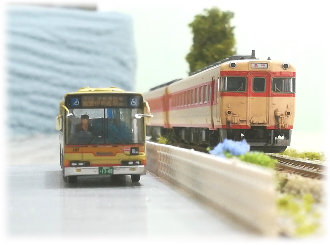 mtw0634's tweet photo. 神奈中バスに、ミラーを付けてみた…
ガン見禁止仕様なので、キハの傍に置いてごまかす😎
#Tomitec #鉄道模型 #Nゲージ #Njゲージ https://t.co/1fD0pHZ04p