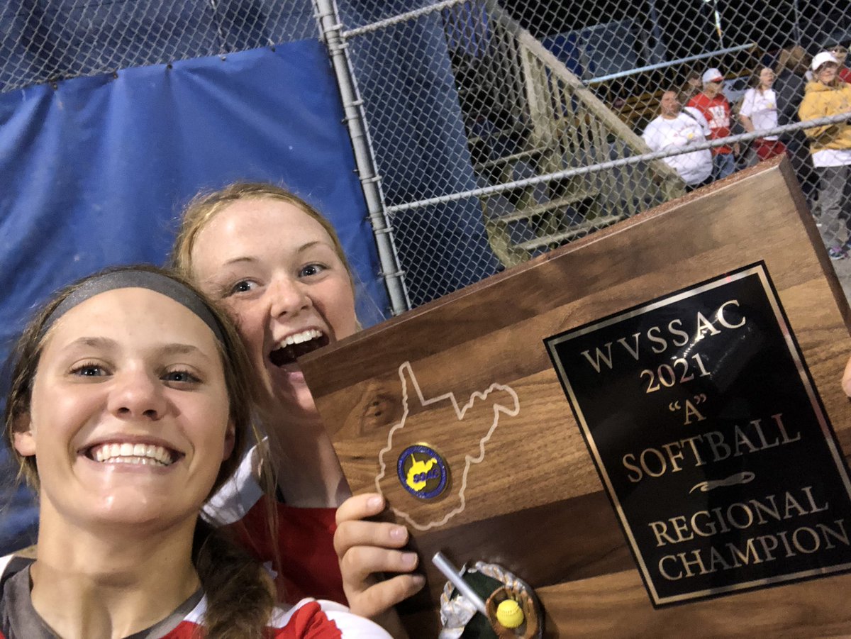 LievingMikie's tweet photo. REGIONAL CHAMPS!!!! STATE BOUND!!!! This team amazes me!! #10innings #firsttimeinschoolhistory #oneteamonedream ♥️🤍 @bolts05 https://t.co/PJzUBrGyw4