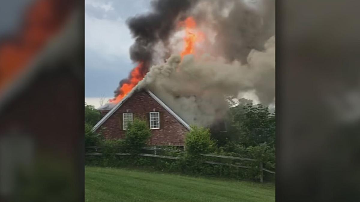 Off-duty LMPD officer alerts neighbors to house fire: wdrb.news/2S4c7Bl
<a href="/StephanWDRB/">Stephan Johnson</a>