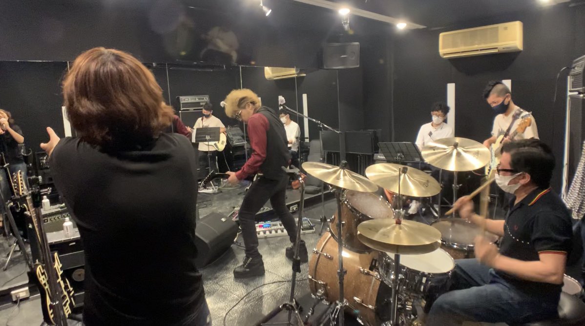 guitaristDaigo's tweet photo. 6/19新宿ACB用最終リハ終了✨ 新曲が半分以上だけど仕上がり上々、気分上々⤴️⤴️
まだチケット🎫若干ありまーす🙋♂️ DMくださいな😗
#コピバン #コピバンフェス
#布袋寅泰
#ZIGGY
#氷室京介
#吉川晃司
#BOØWY
#高橋まこと 👈御本人様御降臨✨
#atomicdrum
#ShinjukuACB https://t.co/n6rirnCXdO