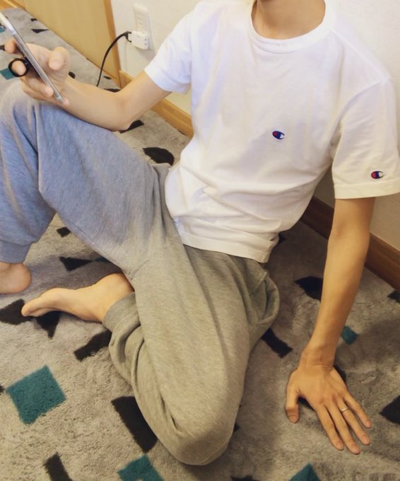 おはようございます 午後からお仕事  子供を送り出しパジャマのままダラダラ もっとやる事はあるはずなのに動画とか見ちゃう自分。誘惑に弱い😂 https://t.co/gIiOhGalSS