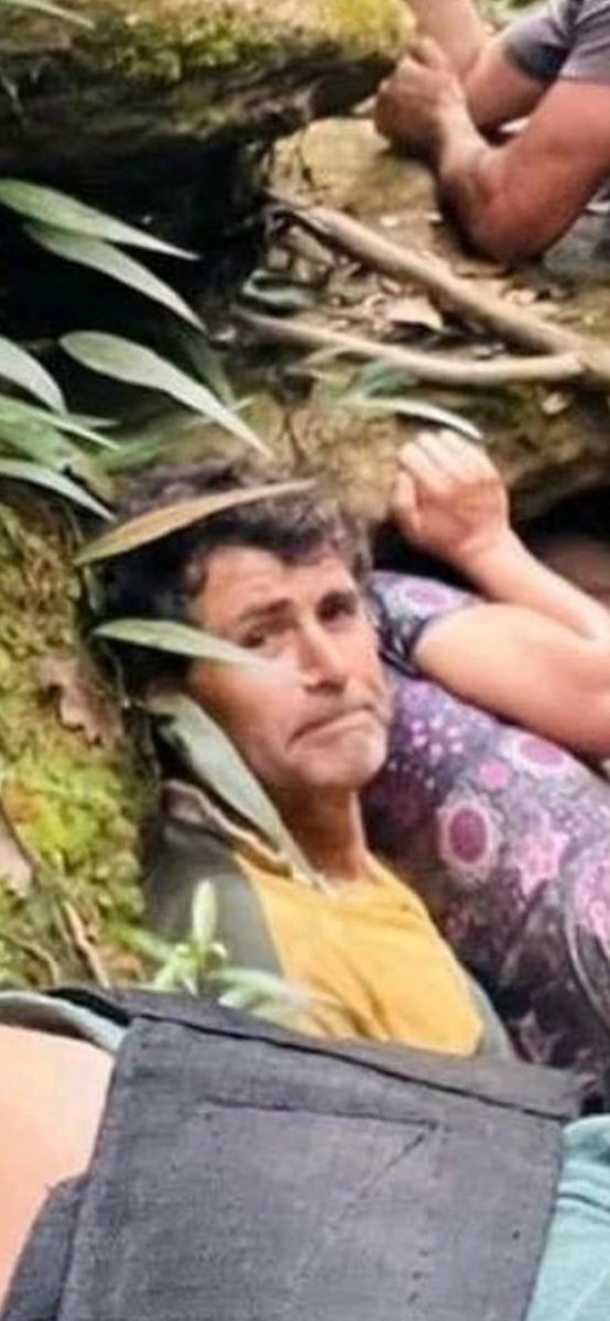 eualvarox's tweet photo. @garotxdoblogofc Esse cara tá parecendo o rezendeevil https://t.co/XjvwcWrprZ