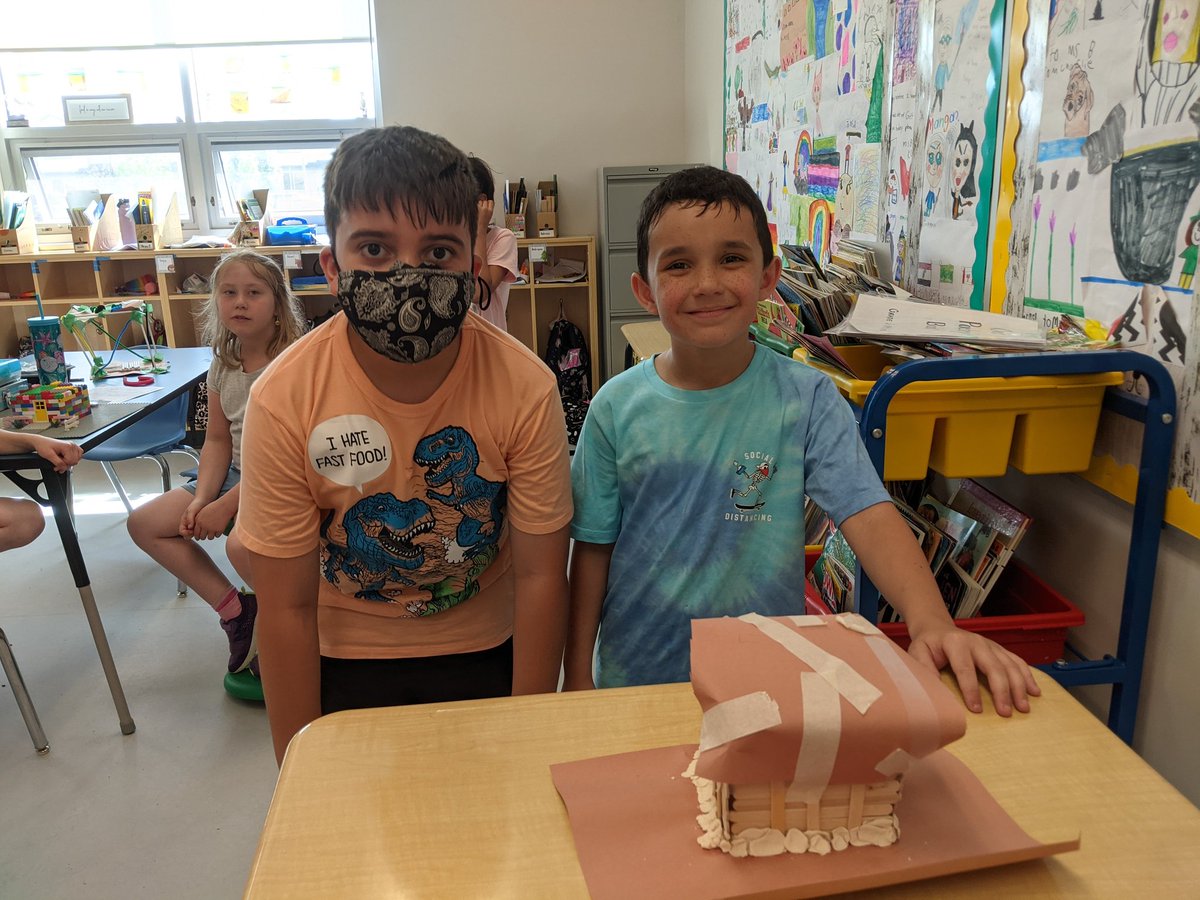 MsBarringtonCG's tweet photo. We tested some very creative and strong structures this week @ChristinaGFMPSD @FMPSD #iteachthird #scienceisfun #buildingandtesting #grade3istheplacetobe https://t.co/v2H4XFssQ8