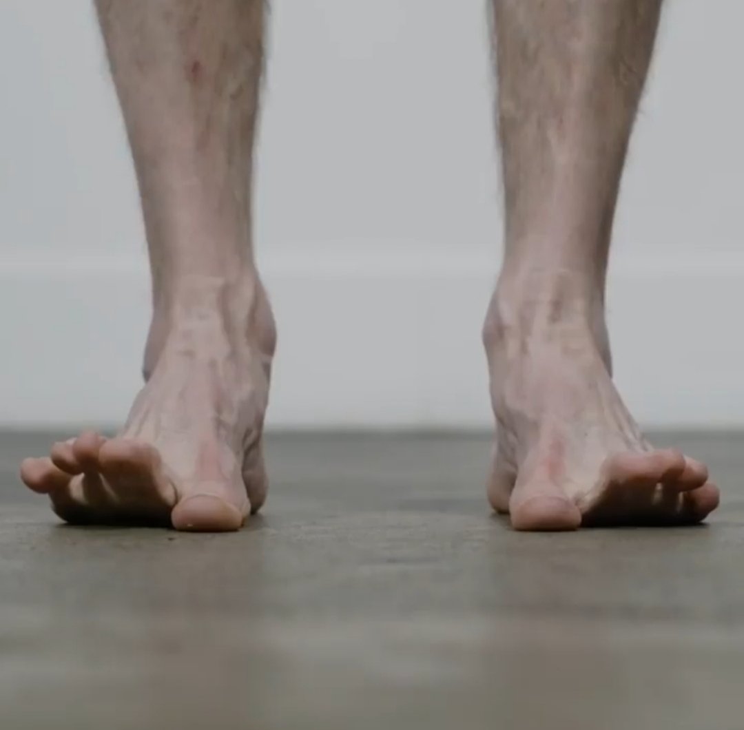 ninnikinene's tweet photo. 【TOE-GA(トーガ)】
vivobarefootが推奨する『本来持っている足の強さと感覚能力を取り戻す』ための効果的な体操の1つ🌲
①母趾を床に押し込み他の4趾をあげる(約10秒キープ)
②今度は、母趾を持ち上げ他の4趾を地面に押し着ける
3回程繰り返す🌲
キツイ💦
ポイント⬇️ https://t.co/ATZKQIWkER