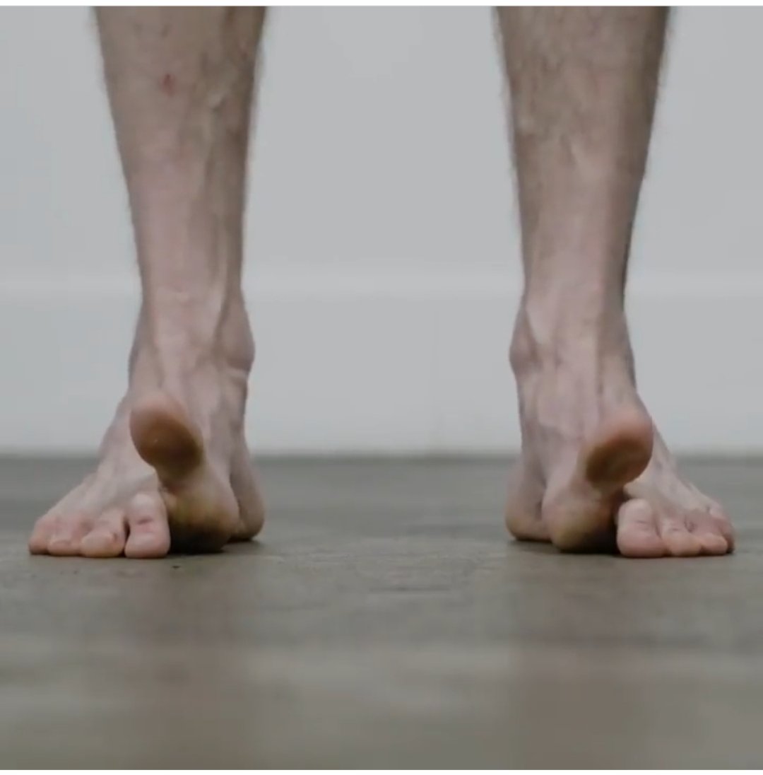ninnikinene's tweet photo. 【TOE-GA(トーガ)】
vivobarefootが推奨する『本来持っている足の強さと感覚能力を取り戻す』ための効果的な体操の1つ🌲
①母趾を床に押し込み他の4趾をあげる(約10秒キープ)
②今度は、母趾を持ち上げ他の4趾を地面に押し着ける
3回程繰り返す🌲
キツイ💦
ポイント⬇️ https://t.co/ATZKQIWkER