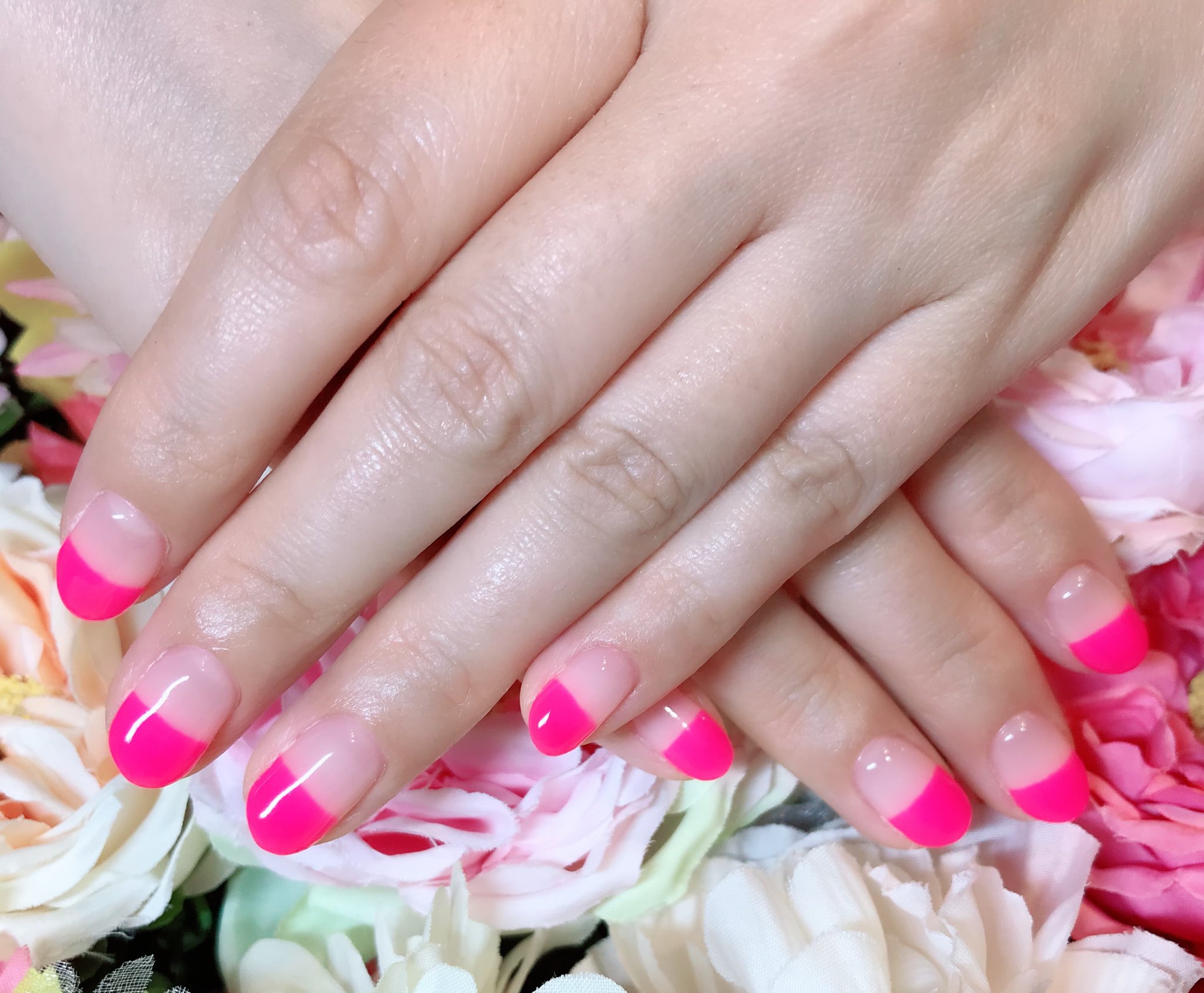 Queen S Quartz ぱっつんフレンチネイル ぱっつんフレンチ フレンチネイル フレンチ ネオンネイル 蛍光ネイル ネオンピンクネイル 蛍光ピンクネイル ネオンピンク 蛍光ピンク Neonnails Neonpink Nail Nails Handnails ネイル