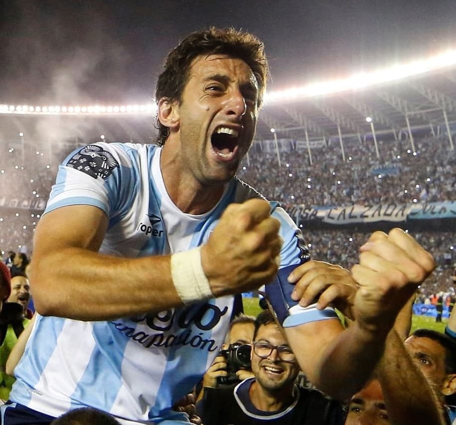 👑 Un 17 de junio, pero de 2014, Diego #MILITO era presentado oficialmente como nuevo refuerzo de #RACING tras su retorno de #Europa.

👉🏻 Nació el #RacingPositivo y el Príncipe se terminaría convirtiendo en Rey de #Avellaneda...

¡MUCHAS GRACIAS, TODA LA VIDA! 💙