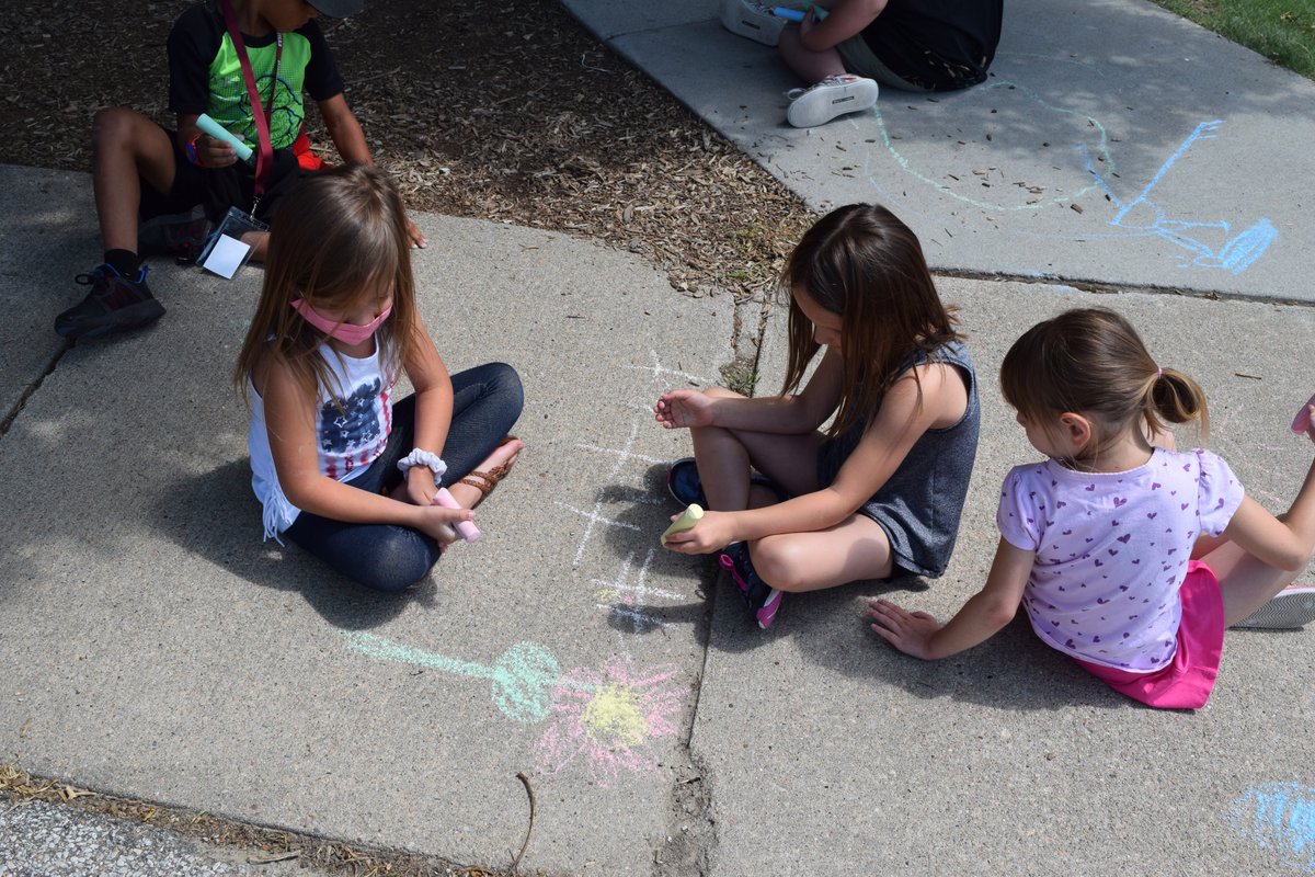 reading4fun1's tweet photo. 'D' day we got to 'draw' outside! https://t.co/7SARzonTRJ