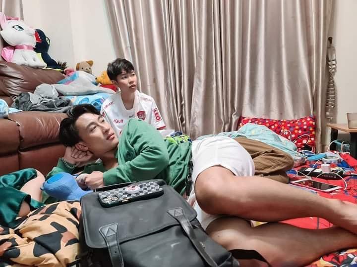 RNapoun's tweet photo. มานอนรอแล้วคับพี่ๆ #EFMFandomxนุ๊กปายLive https://t.co/S7hEIMvt5S