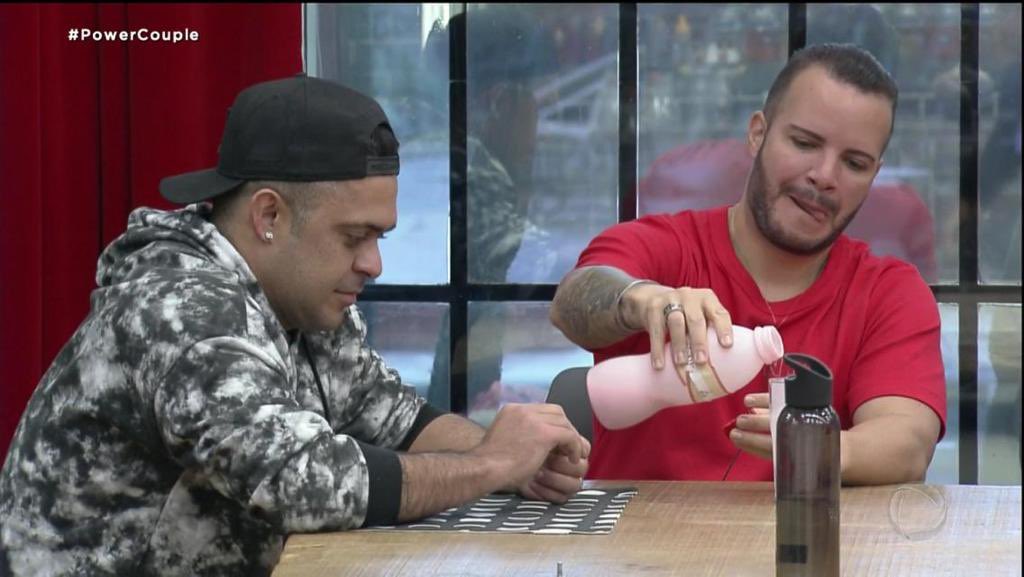 filipeduartefd's tweet photo. Livres da DR rs rs, vamo de iogurtinho @rod_bala? 😂👊🏼 

#DRPowerCouple https://t.co/Fi3XRQNVrZ