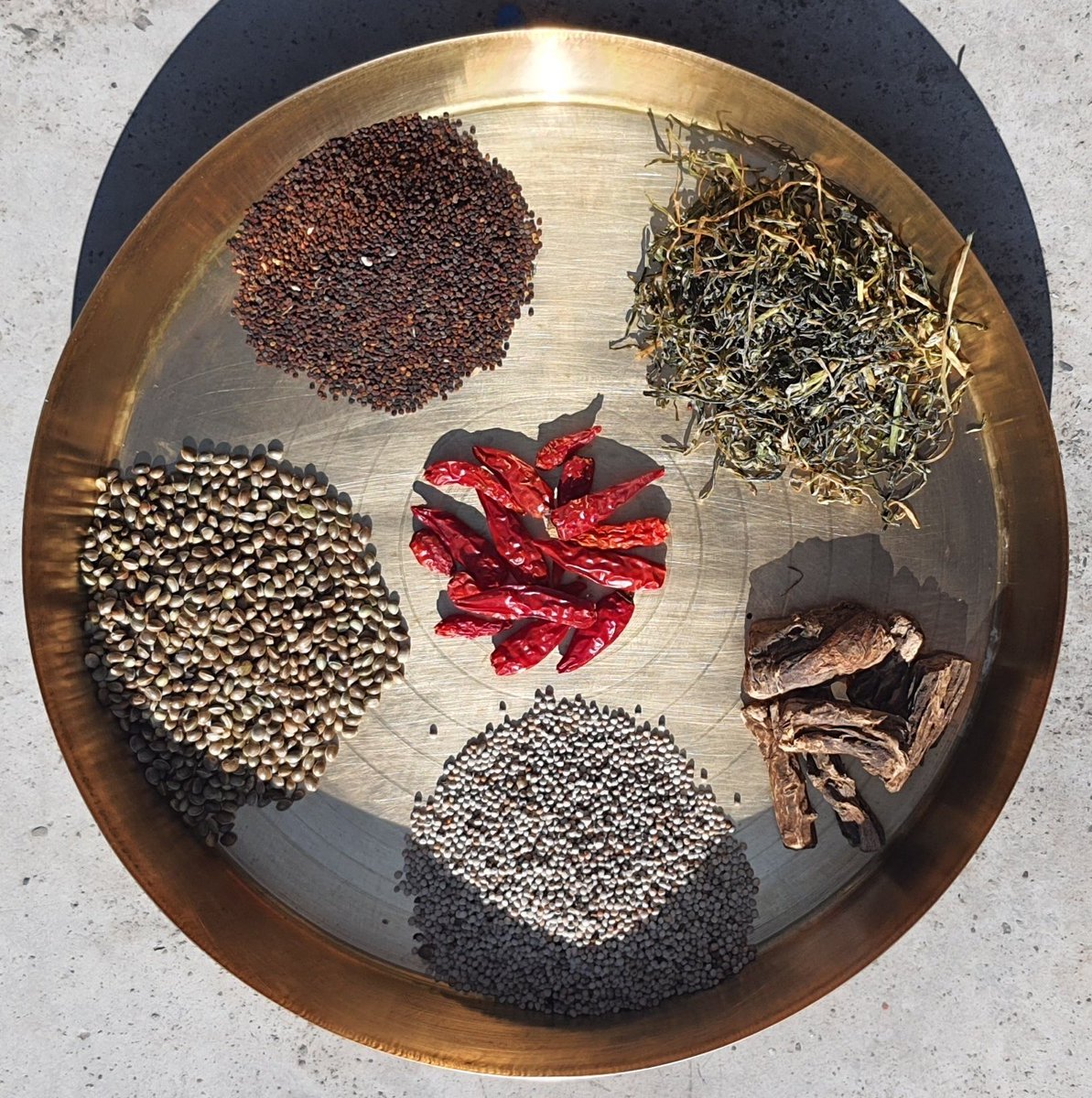 RushinaMG's tweet photo. Uttarakhand has evolved a culinary culture that uses everything local. The flavour profile is unique thanks to indigenous spices pictured here; Jakhiya (Wild/Dog Mustard), Jambu, Bhaang (Hemp seeds), Bhanjeera (Perilla seeds) Gandherni (Angelica Glauca) https://t.co/i8sTat5t8r https://t.co/H2oSB14w53