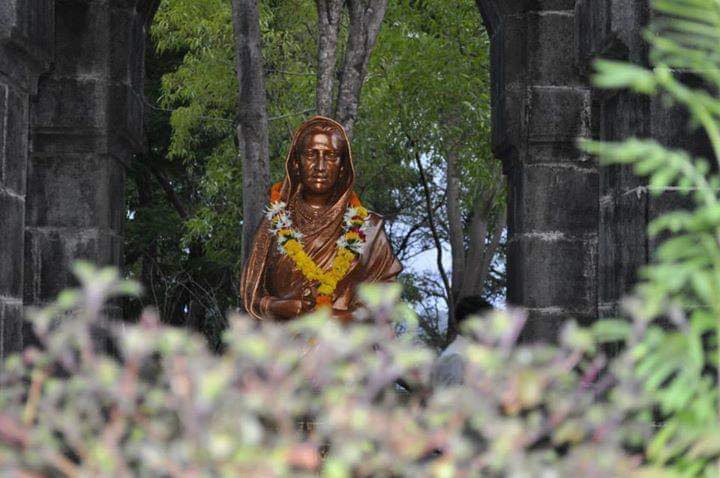 Suraj_555G's tweet photo. राजमाता जिजाऊंमुळेच छत्रपती शिवाजी महाराजांसारखे राजे घडले. महाराष्ट्राच्या भूमीत शेतकऱ्यांचं रयतेचं स्वराज्य स्थापन झालं. त्यांच्याच विचारांवर महाराष्ट्र आजपर्यंत घडला, यापुढेही घडत राहील. माँसाहेब जिजाऊंना पुण्यतिथीनिमित्त त्रिवार वंदन💐  #राजमाता_जिजाऊ https://t.co/k0L5iD7d82