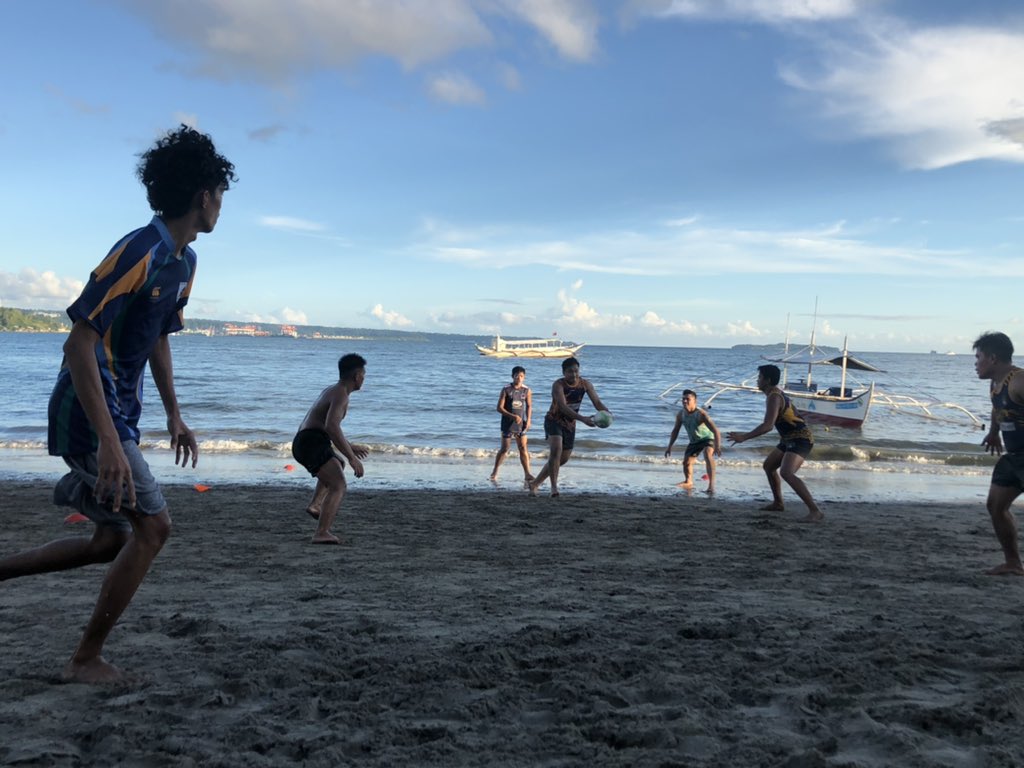 ClarkJetsRFC's tweet photo. The tide is high but we’re playing on!
#ClarkJets training earlier this week.
#staysafe #staystrong #COVID19 #communityquarantine #MGCQ #ClarkJet #PotBelliedPigsHK #CanterburyRFC #OneClub #Overgaard #MarineTravel #ProjexAsia #rugby #rugbydevelopment #JetsFamily #simplythebest https://t.co/BRXql6rAXQ