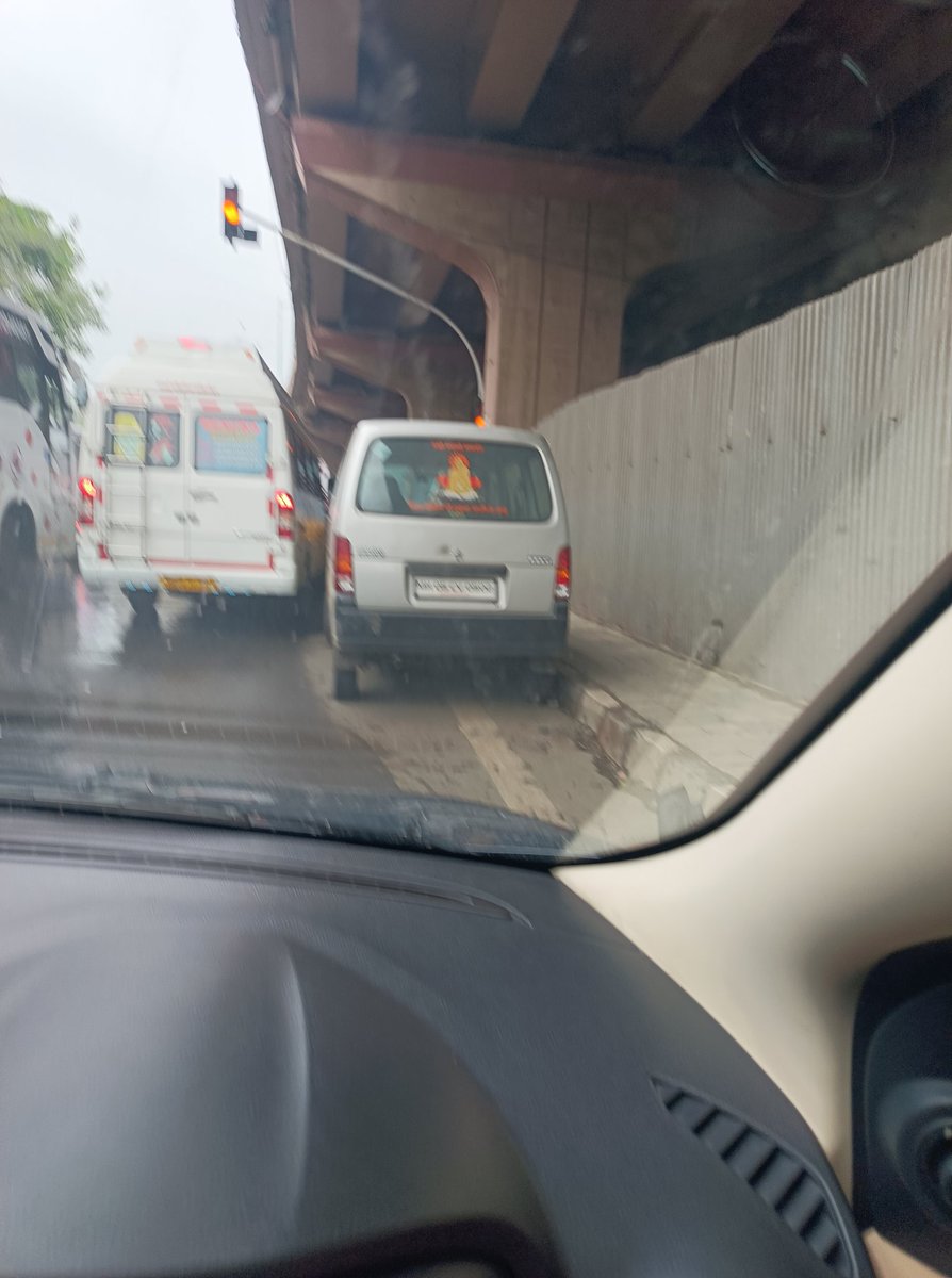 varsh_78's tweet photo. All these vehicles are irresponsibly parked under JVLR flyover and creating a traffic jam, can we do something to get them removed and clear the traffic @mybmc @MumbaiPolice https://t.co/VzLETbOuaT